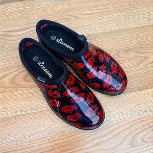 Sloggers Black Garden Clogs with Red Lip Print